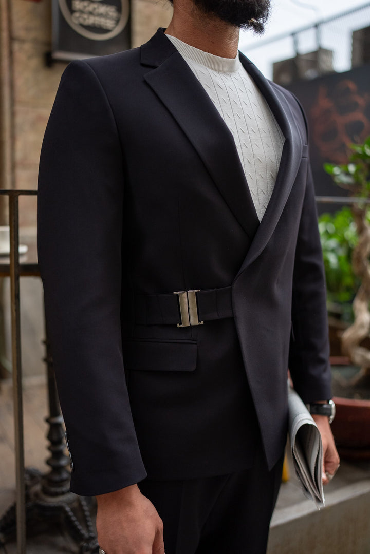 MONO COLLAR SUIT WITH BUCKLE DEATIL - BLACK