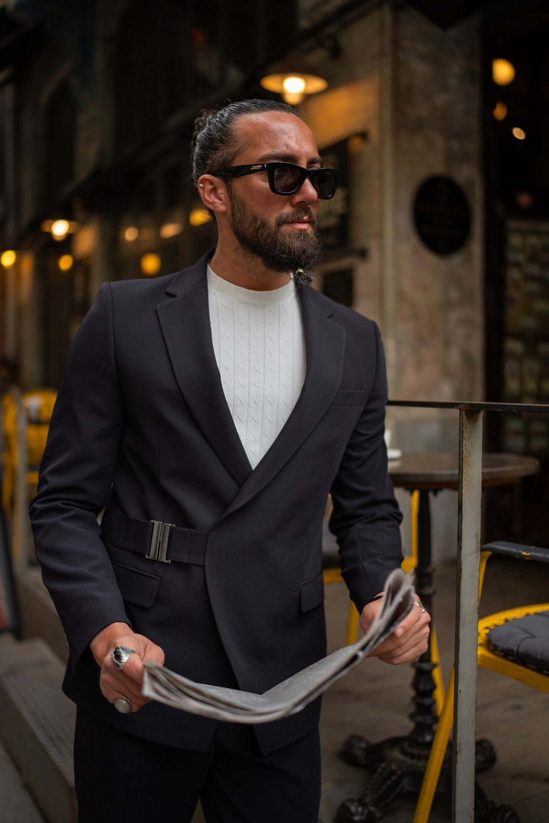 MONO COLLAR SUIT WITH BUCKLE DEATIL - BLACK